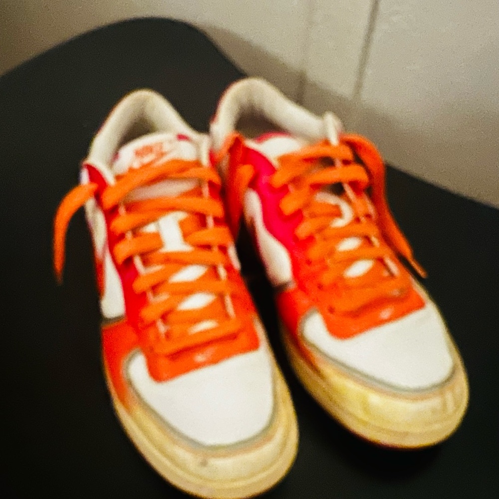 Nike AIR size 8 1/2. Hard to find this style and color.